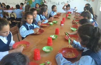 Las instituciones educativas solo disponen de productos alimenticios hasta fin de mes, por lo que la continuidad del almuerzo escolar esta en riesgo en el Alto Paraguay.