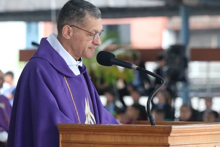 El presbítero César Villagra, administrador apostólico de las FF.AA y la Policía Ncional predicó la misa en el último día del novenario de la Virgen de Caacupé.