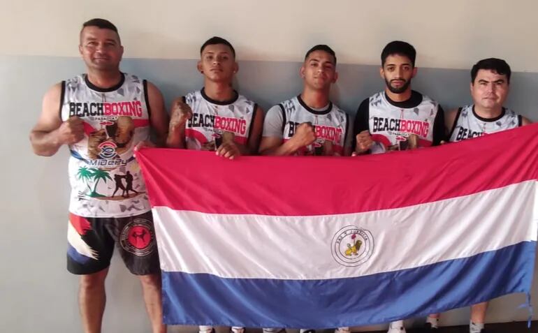 Profesor Pedro Capdevila (entrenador), Elias Godoy, Brian Florentín y Juan Fariña (peleadores) y Anastacio Benítes (Beach Boxing MiDePy).