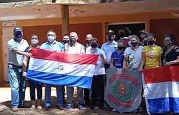 Policías retirados y familiares de agentes activos se convocaron este jueves en la Dirección de Policía del Alto Paraná para expresar su repudio contra las acciones del exsenador Paraguayo Cubas.