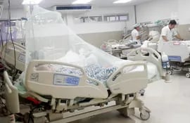 Uno de los servicios de urgencia más afectados en Asunción por la epidemia del dengue es el Hospital Central de IPS.