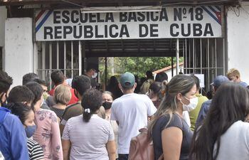 Una importante cantidad de electores se encuentran en la Escuela República de Cuba.