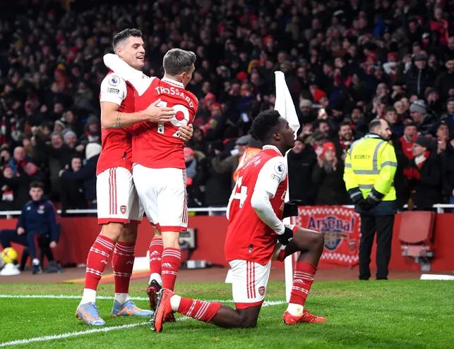 Los jugadores del Arsenal celebran la ventaja de 3-2 durante el partido de fútbol de la Premier League inglesa entre el Arsenal de Londres y el Manchester United en Londres, Gran Bretaña, el 22 de enero de 2023.