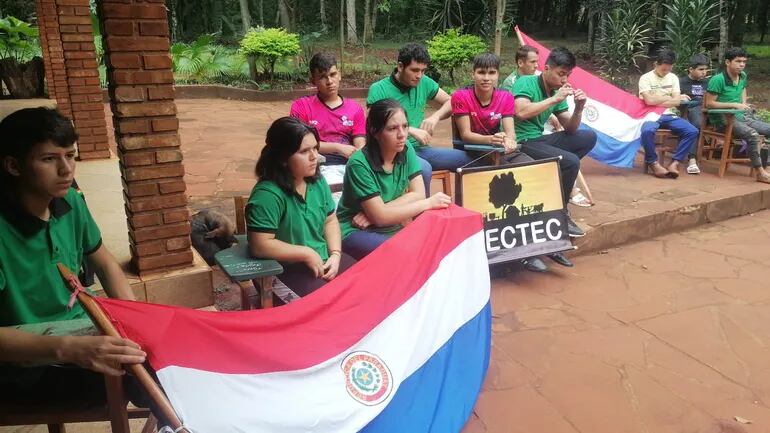 Estudiantes del Centro de Educación, Capacitación y Tecnología Campesina (Cectec) de la localidad de Pirapey, Itapúa, protagonizaron una sentata en contra de una resolución  del MAG.