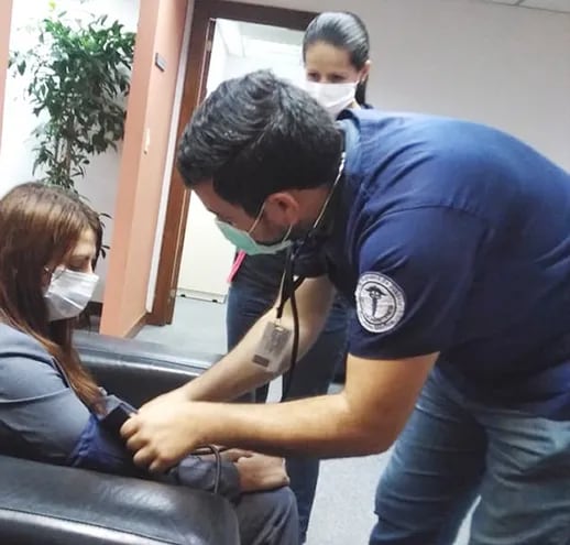 Un paramédico asiste a la abogada Leticia Almada, en tribunales.