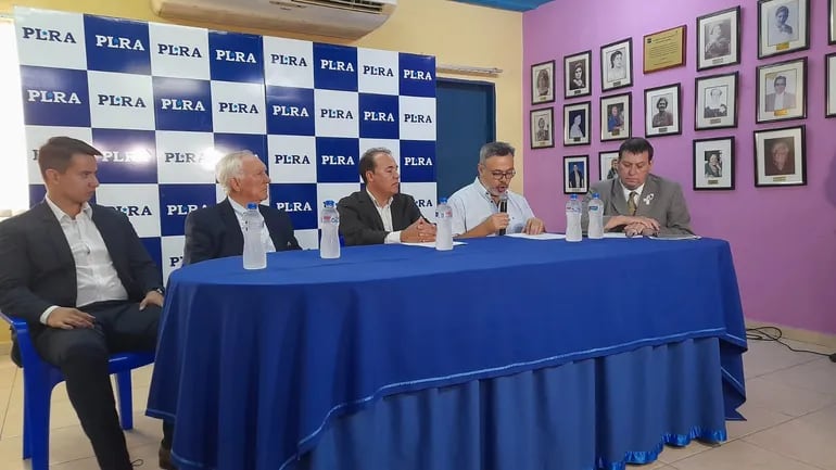 Hugo Fleitas, titular del PLRA designado por la Convención, junto a otros referentes del partido.