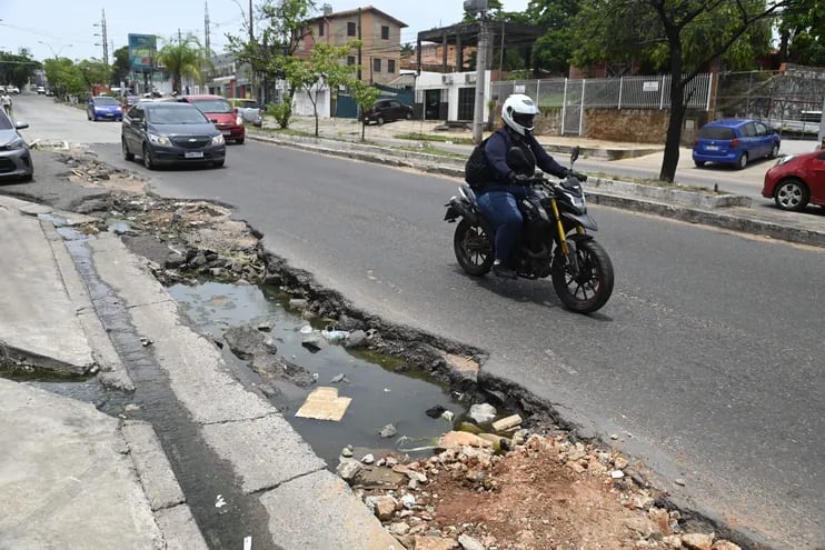 La circulación de autos y motos se ve totalmente afectada y es muy peligrosa, debido a las aberturas en el asfalto de la avenida Fernando de la Mora, en Asunción. Por los enormes agujeros circula agua servida y malolienta.