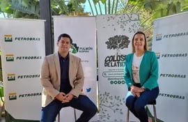 Osvaldo Turlan, director de A Todo Pulmón y Ana Royg, gerente de Marketing de Petrobras.