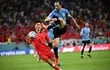 Diego Godín, capitán de Uruguay, despeja el balón ante la presencia del surcoreano Hwang In-beom , durante el partido que disputaron ayer.