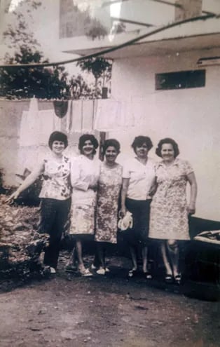 De derecha a izquierda, Oilda Recalde, Idalina Gaona, Saturnina Almada, María Lina Rodas y Elvira Talavera, Comisaría 5ª, Chacarita, 1971. (Fotografía de portada del libro “Mujeres combatientes”).