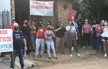 cubanos en manifestación en ambajada en asunción