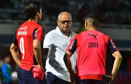 Francisco Arce (c), entrenador de Cerro Porteño, durante una charla con Marcelo Moreno Martins (i) y Claudio Aquino.
