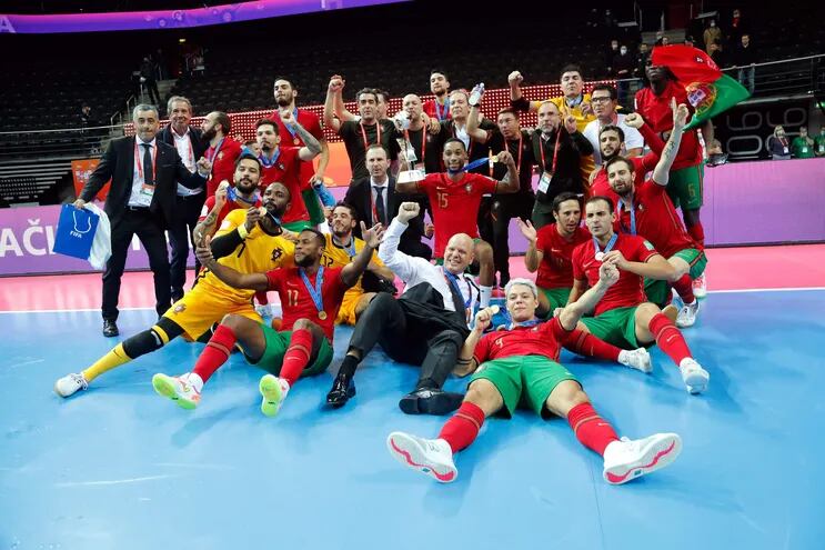 Jugadores, cuerpo técnico y dirigentes de Portugal celebran su primer título mundial. EFE