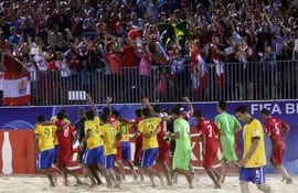 los-jugadores-de-la-seleccion-de-brasil-y-tahiti-saludan-al-publico-luego-del-partido-por-el-tercer-lugar-en-el-mundial-de-futbol-playa-142058000000-607857.JPG