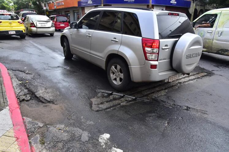 Importantes agujeros en las calles donde se implementará, desde este martes, el estacionamiento tarifado, en Asunción.