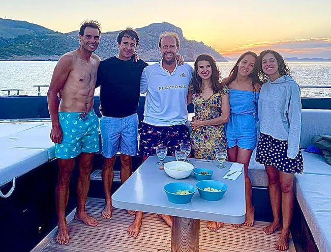 Rafael Nadal y su esposa Mery Perelló junto a unos amigos, paseando en catamarán en la costa de Mallorca.