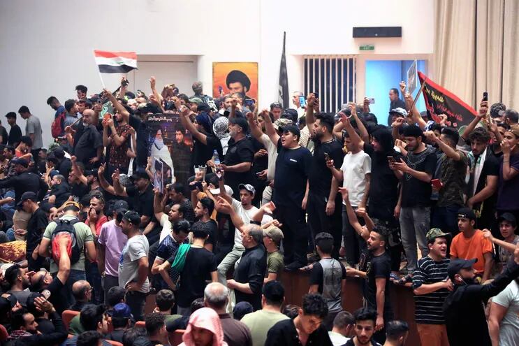 Seguidores de líder chii iraquí Muqtada al-Sadr toman el Parlamento de IRak, en el segundo día de protesta. (EFE)