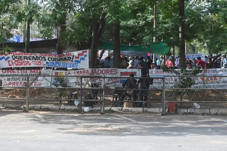 Manifestación de supuestos exobreros de contratistas  y subcontratistas  frente al Congreso.
