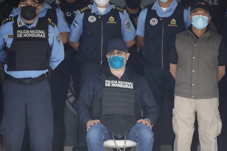 Fotografía de archivo fechada el 15 de febrero de 2022 que muestra al expresidente hondureño Juan Orlando Hernández tras su captura en Tegucigalpa (Honduras).