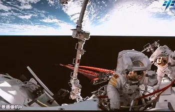 Astronautas chinos, Chen Dong y Liu Yang regresan a su módulo de cabina después de completar con éxito una caminata espacial de seis horas.