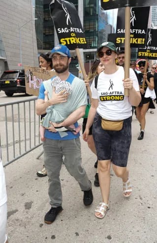 Daniel Radcliffe, con su bebé en brazos, y Erin Darke se unieron a la huelga de actores en Hollywood.