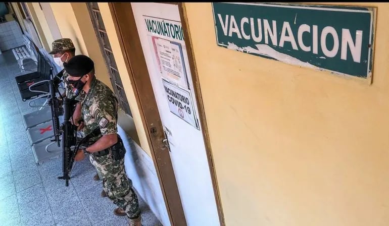 Una fuerte custodia policial y militar acompañó ayer el proceso de distribución de las vacunas anticovid a los vacunatorios del país.