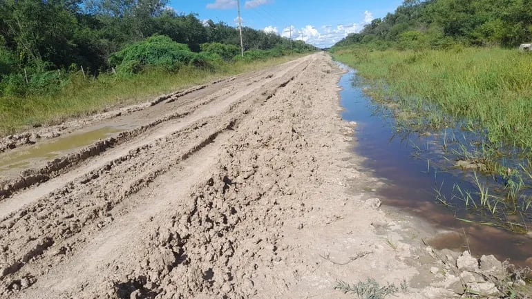 Así se encuentra gran parte del camino Olimpo-Toro Pampa; sin la reparación, con una nueva lluvia, los sitios quedarán de nuevo inundados.