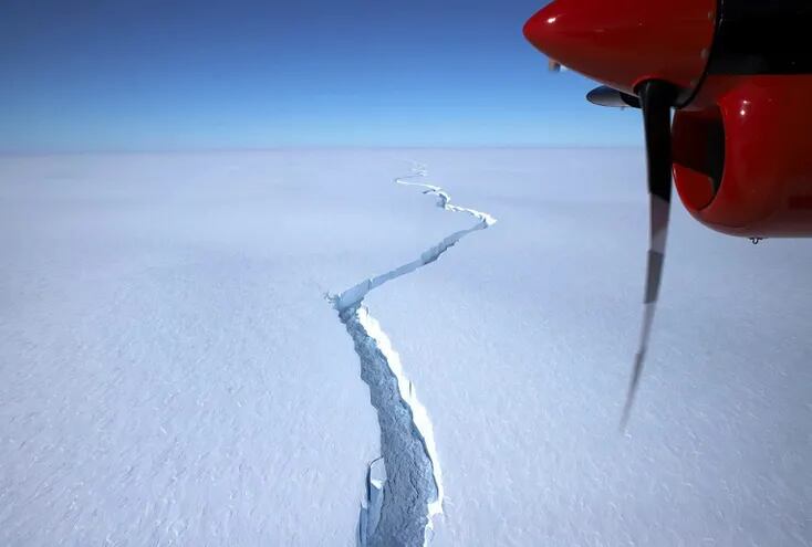 Foto tomada por la organización British Antarctic Survey (BAS) de la fractura en el hielo de la Antártida.