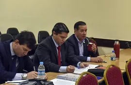 Diputado Miguel Cuevas (ANR - abdista) junto a los abogados Guillermo Duarte Cacavelos y Santiago Lovera.