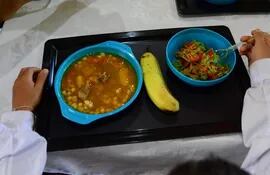 El plato de comida diario, en concepto de almuerzo escolar, aún no llegó a muchos niños del país. Imagen referencial