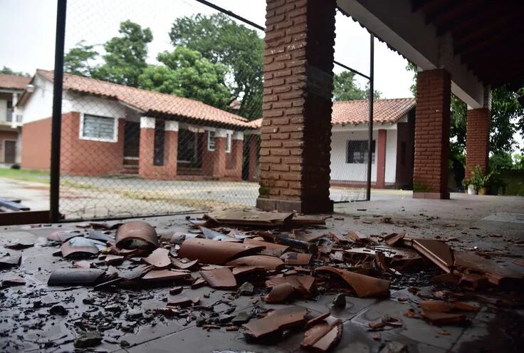 La inesta- bilidad climática hizo que  cayera parte del techo de un pabellón en la escuela República de Cuba.