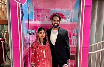Malala Yousafzai y su esposo Asser Malik fueron a ver la película Barbie.