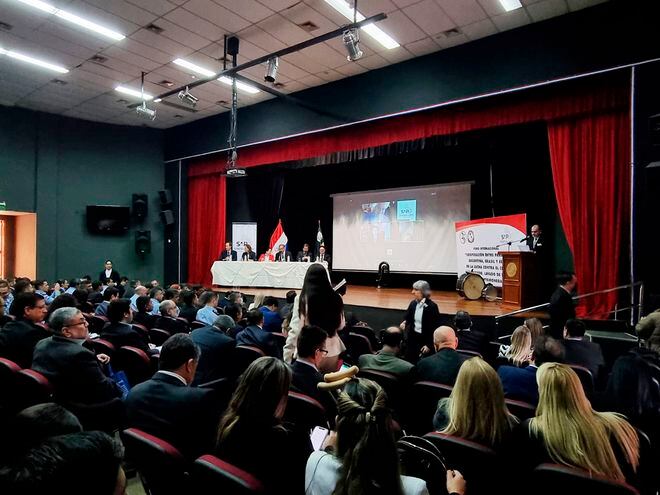 El Foro Internacional organizado por la asociación State Alumni Paraguay y el Centro de Estudios Hemisféricos se realizó en el rectorado de la UNE. La Corte Suprema se retiró de la organización e intentó suspender al Foro, sin embargo, este se realizó sin mayores contratiempos con una masiva concurrencia nacional e internacional en el auditorio.