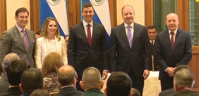 El nuevo ministro de Economía y Finanzas, Carlos Fernández Valdovinos (camisa blanca y corbata lila), al lado del presidente de la República, Santiago Peña.