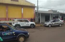 Agentes policiales de la Comisaría Segunda acudieron al sitio donde se dio el intento de feminicidio en Pedro Juan Caballero.