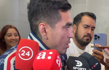 Darío Lezcano conversando con los medios chilenos antes de fichar por Colo Colo.