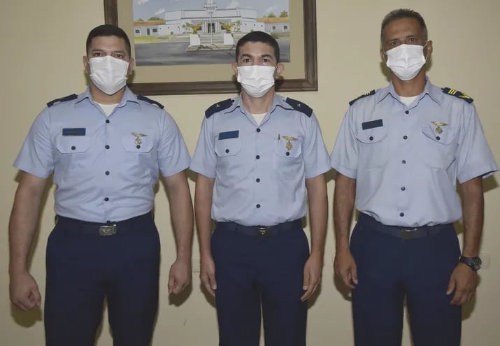 De izquierda a derecha, los oficiales de la Fuerza Aérea, Amado González, Ismael Villasanti y Julio Ojeda.