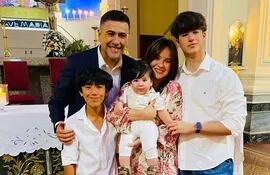 El nuevo cristiano, Gianmarco, rodeado del amor de papá Roberto Pérez y sus hermanos Maxi, Leila y Paulo.