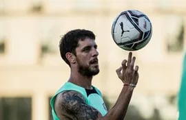 Alejandro Silva, futbolista de Olimpia, juega con el balón en el entrenamiento del plantel.