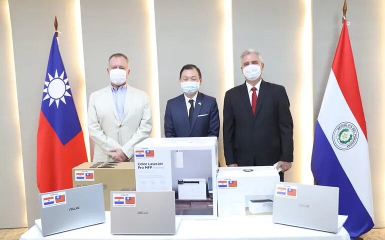 Fernando Silva Facetti, Chih Cheng Han y el senador Enrique Bacchetta, en el acto de recepción de equipos informáticos.