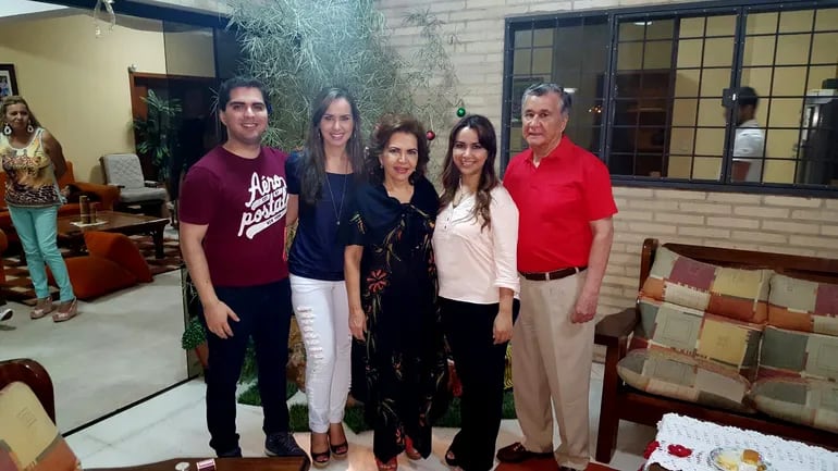 La familia Balmaceda Mendoza. De los cinco integrantes, cuatro perciben millonarios sueldos públicos.