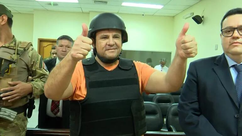 El pastor José Alberto Insfrán Galeano, con los pulgares hacia arriba,  deberá guardar prisión preventiva en la sede central de la Senad.