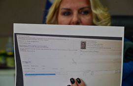 La directora de Migraciones, Ángeles Arriola muestra el documento del narcopastor José Alberto Insfrán, tras su ingreso al país a pesar de la orden de captura