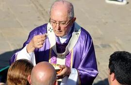 el-arzobispo-edmundo-valenzuela-reparte-la-comunion-durante-la-misa-que-presidio-ayer-en-caacupe--213903000000-1783675.jpg