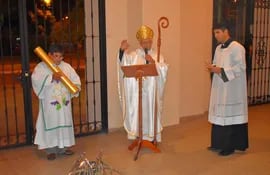 Mons. Adalberto Martínez durante la bendición del fuego realizada este sábado en la Catedral de Villarrica.