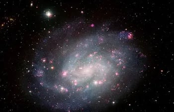 Una galaxia espiral similar a la Vía Láctea.  hoy un equipo internacional captó imágenes de la red cósmica, donde nacen las galaxias.