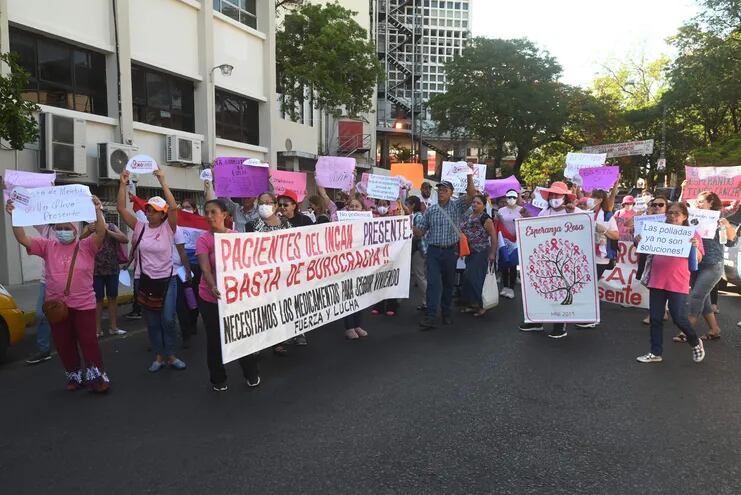 Pacientes oncológicos de diversas zonas del país se manifestaron ayer frente al Ministerio de Salud.