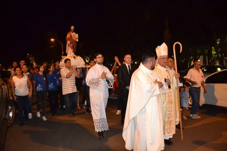 Procesión del Santo Patrono de Caazapá encabezado por el Cardenal Adalberto Martinez.