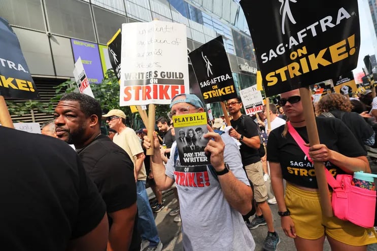 Manifestantes en huelga protestan fuera de las oficinas de HBO y Amazon en Nueva York, el martes.