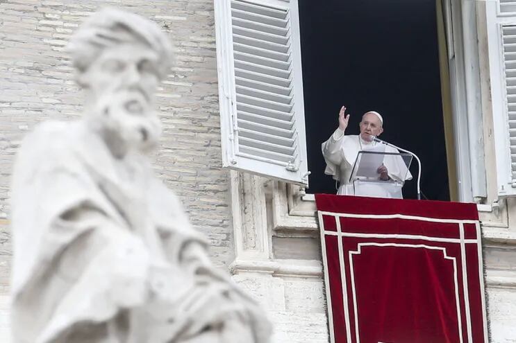 El papa Francisco durante su rezo del Ángelus, el pasado domingo. El Vaticano aclaró  que la Iglesia católica no puede impartir su bendición a las uniones de personas del mismo sexo.
